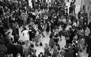 Танцы "Кому за…": как в советские времена – врубят музыку и поехали до упада